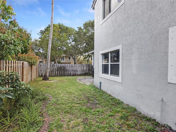 7459 NW 17th Dr, Pembroke Pines FL 33024