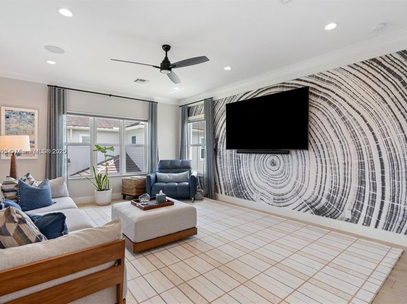 9369 Crestview Cir, Palm Beach Gardens FL 33412