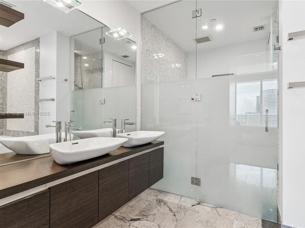 200 Biscayne Boulevard Way 4912, Miami FL 33131