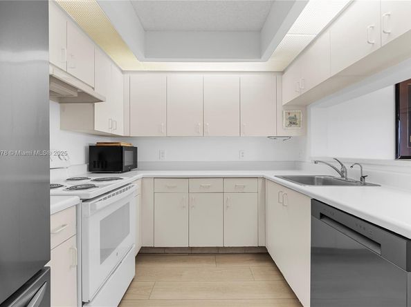 12550 SW 15th St 411E, Pembroke Pines FL 33027