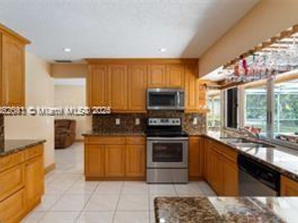8800 NW 3rd St, Pembroke Pines FL 33024
