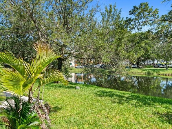195 Lakeview Dr 106, Weston FL 33326