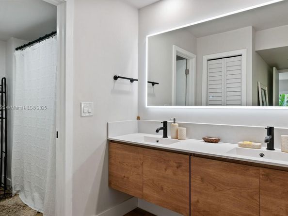 195 Lakeview Dr 106, Weston FL 33326
