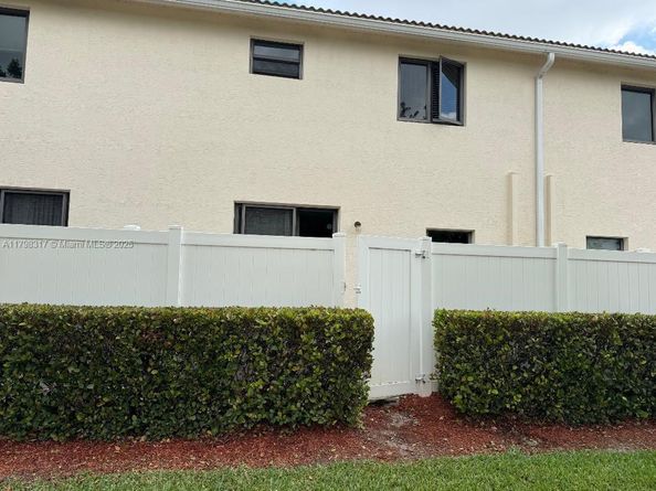 424 NE 194th Ter, Miami FL 33179