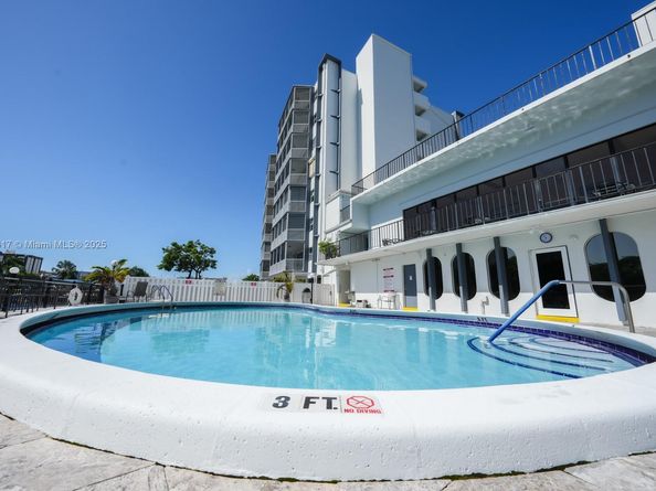 200 Diplomat Pkwy 827, Hallandale Beach FL 33009
