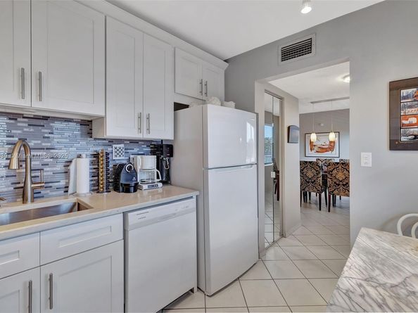 4000 NW 44th Ave 405, Lauderdale Lakes FL 33319