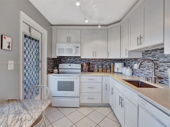 4000 NW 44th Ave 405, Lauderdale Lakes FL 33319