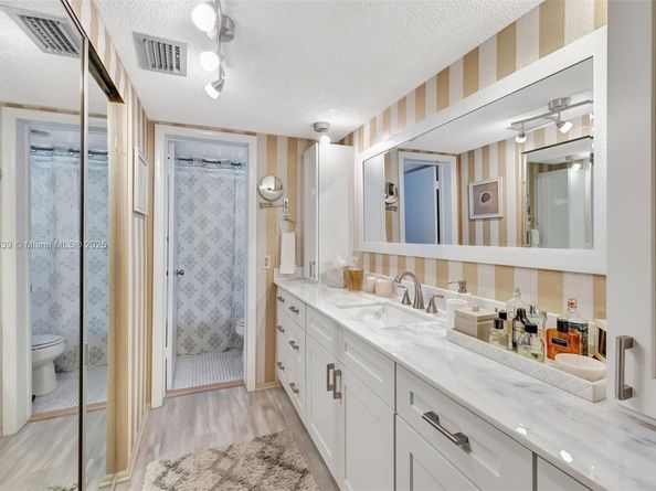 4000 NW 44th Ave 405, Lauderdale Lakes FL 33319