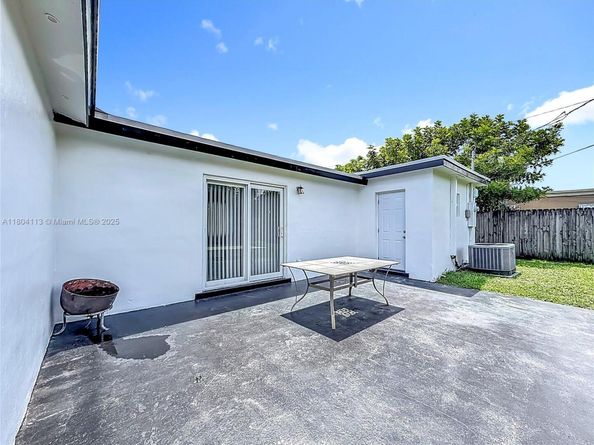 6631 Meade St, Hollywood FL 33024