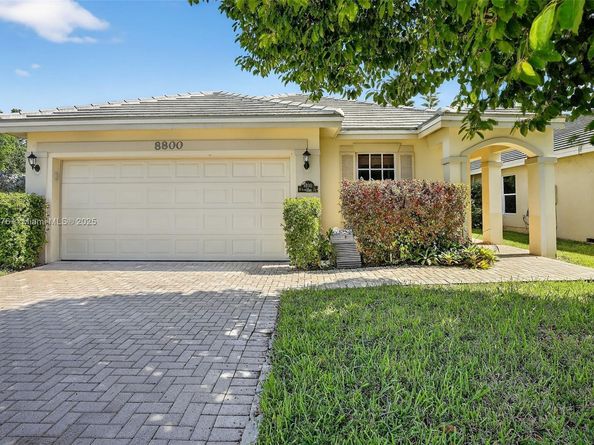 8800 Lake Park Cir N, Davie FL 33328