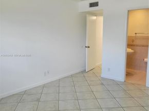 1821 NE 40th Ct 302, Pompano Beach FL 33064