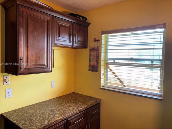 301 Cambridge Rd 302, Hollywood FL 33024