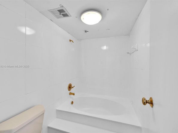 16570 NE 26th Ave 2A, North Miami Beach FL 33160