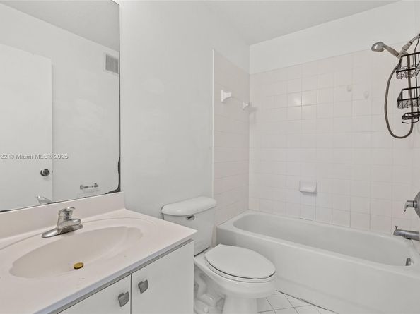 985 NE 34th Ave 202, Homestead FL 33033