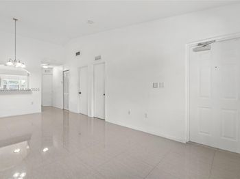 985 NE 34th Ave