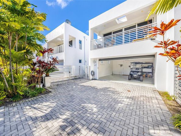 817 NE 17th Way, Fort Lauderdale FL 33304