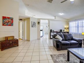 7306 NW 1st Mnr, Plantation FL 33317