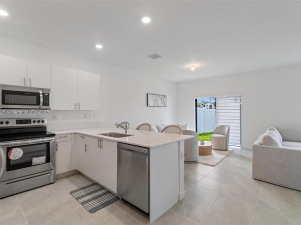 541 NW 204th St, Miami Gardens FL 33169