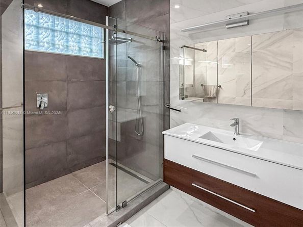 2514 Poinciana Dr, Weston FL 33327