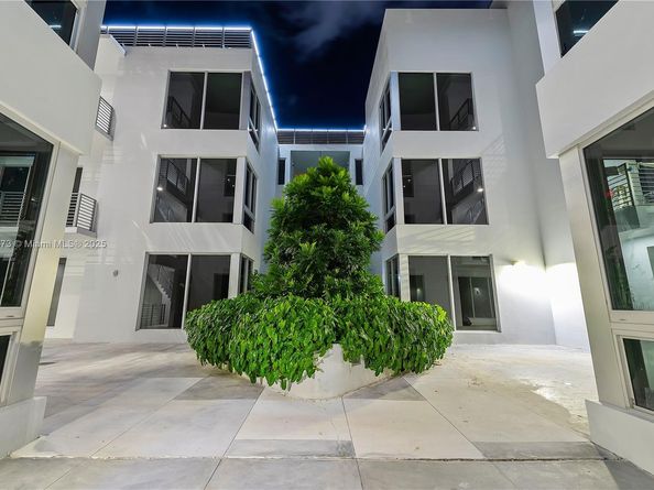 529 SW 11th St 203, Miami FL 33129