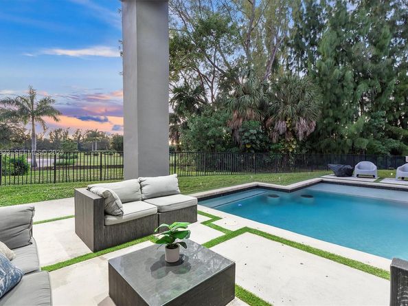 1009 NE 104th St, Miami Shores FL 33138