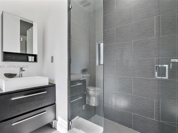 1009 NE 104th St, Miami Shores FL 33138