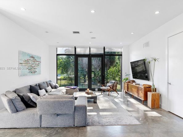 1009 NE 104th St, Miami Shores FL 33138