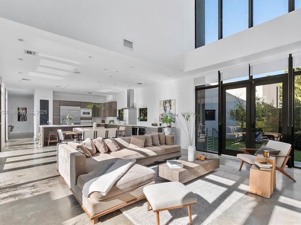 1009 NE 104th St, Miami Shores FL 33138