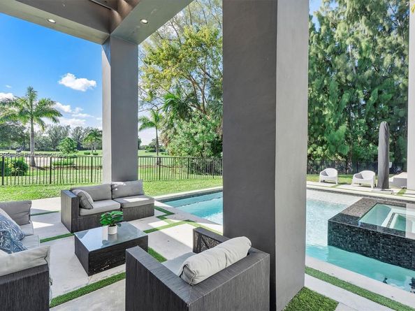 1009 NE 104th St, Miami Shores FL 33138