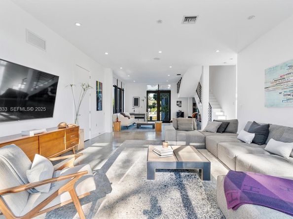 1009 NE 104th St, Miami Shores FL 33138