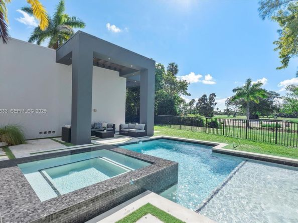 1009 NE 104th St, Miami Shores FL 33138