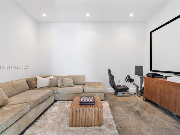 1009 NE 104th St, Miami Shores FL 33138