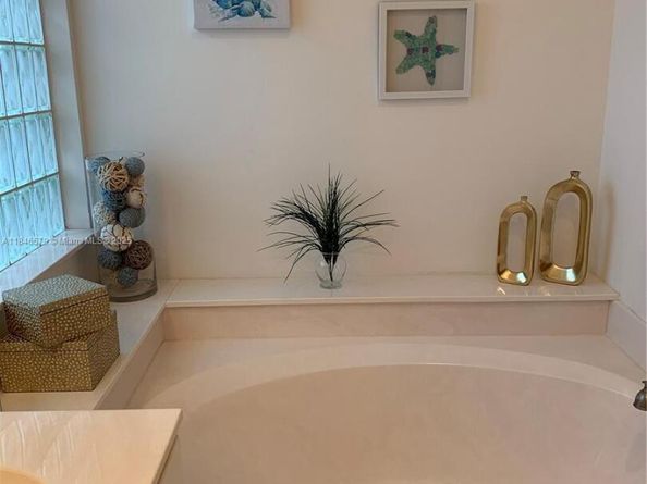 231 W Canterbury Dr W, Palm Beach Gardens FL 33418