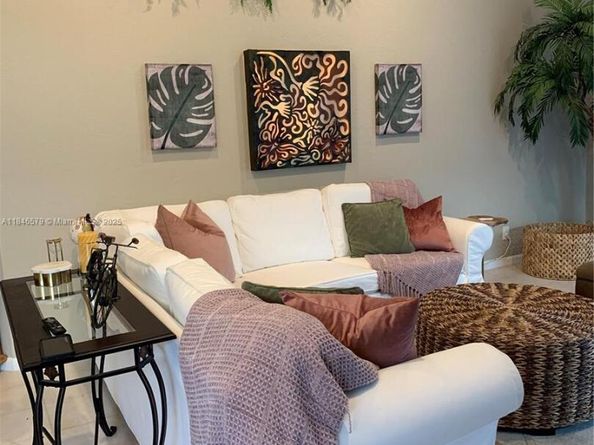 231 W Canterbury Dr W, Palm Beach Gardens FL 33418