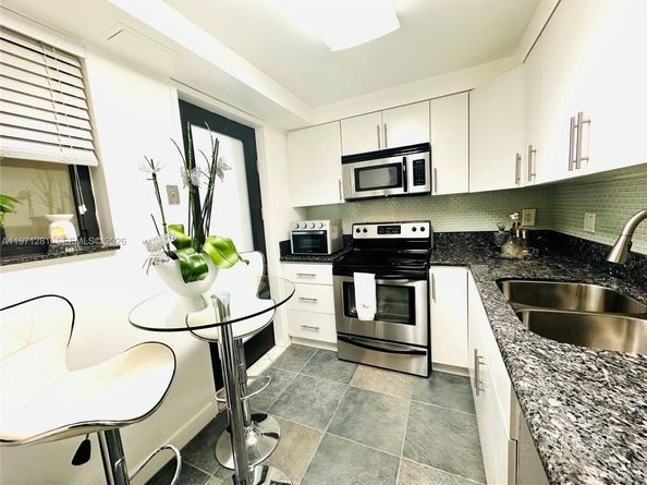 301 Golden Isles Dr 114, Hallandale Beach FL 33009