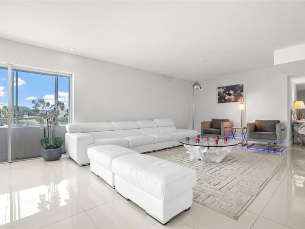 879 NE 195th St 228, Miami FL 33179
