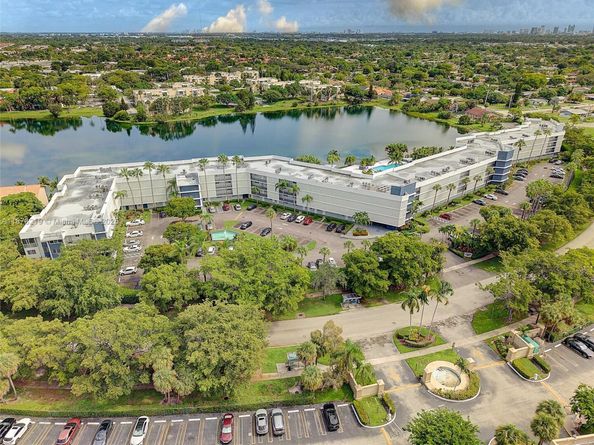 879 NE 195th St 228, Miami FL 33179