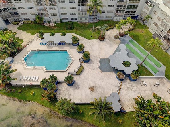 879 NE 195th St 228, Miami FL 33179