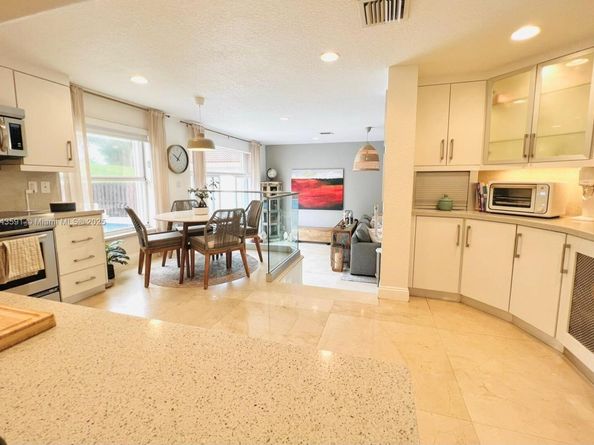 5900 NW 111th Ave, Doral FL 33178