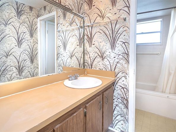 1891 SW 81st Ave 310, North Lauderdale FL 33068