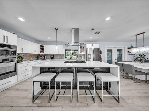 9480 E Palmetto Club Ln E, Palmetto Bay FL 33157