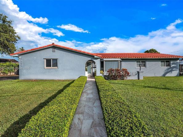 9480 E Palmetto Club Ln E, Palmetto Bay FL 33157