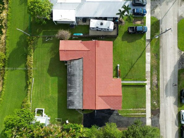 9480 E Palmetto Club Ln E, Palmetto Bay FL 33157