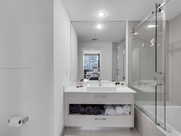 55 SW 9th St 1705, Miami FL 33130