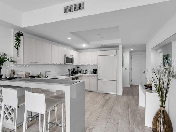 55 SW 9th St 1705, Miami FL 33130