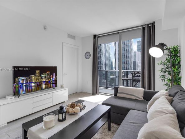 55 SW 9th St 1705, Miami FL 33130