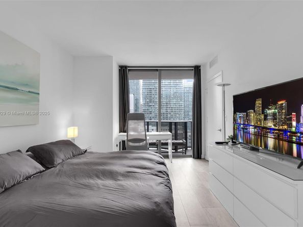 55 SW 9th St 1705, Miami FL 33130