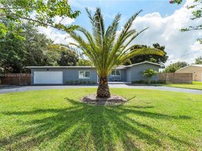 224 E Acre Dr, Plantation FL 33317