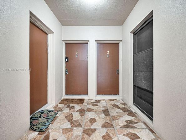 4020 N Hills Dr 2, Hollywood FL 33021