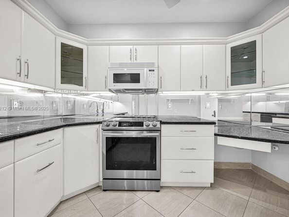 4020 N Hills Dr 2, Hollywood FL 33021